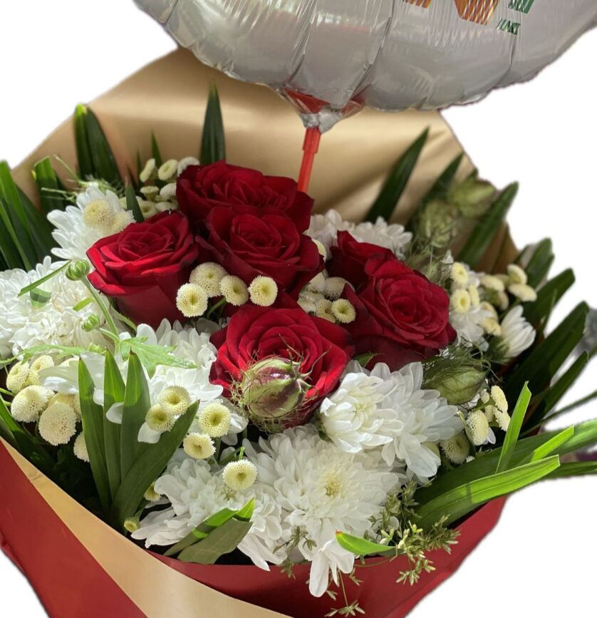 Roses & chrysanthemum flowers Bouquet - Image 3