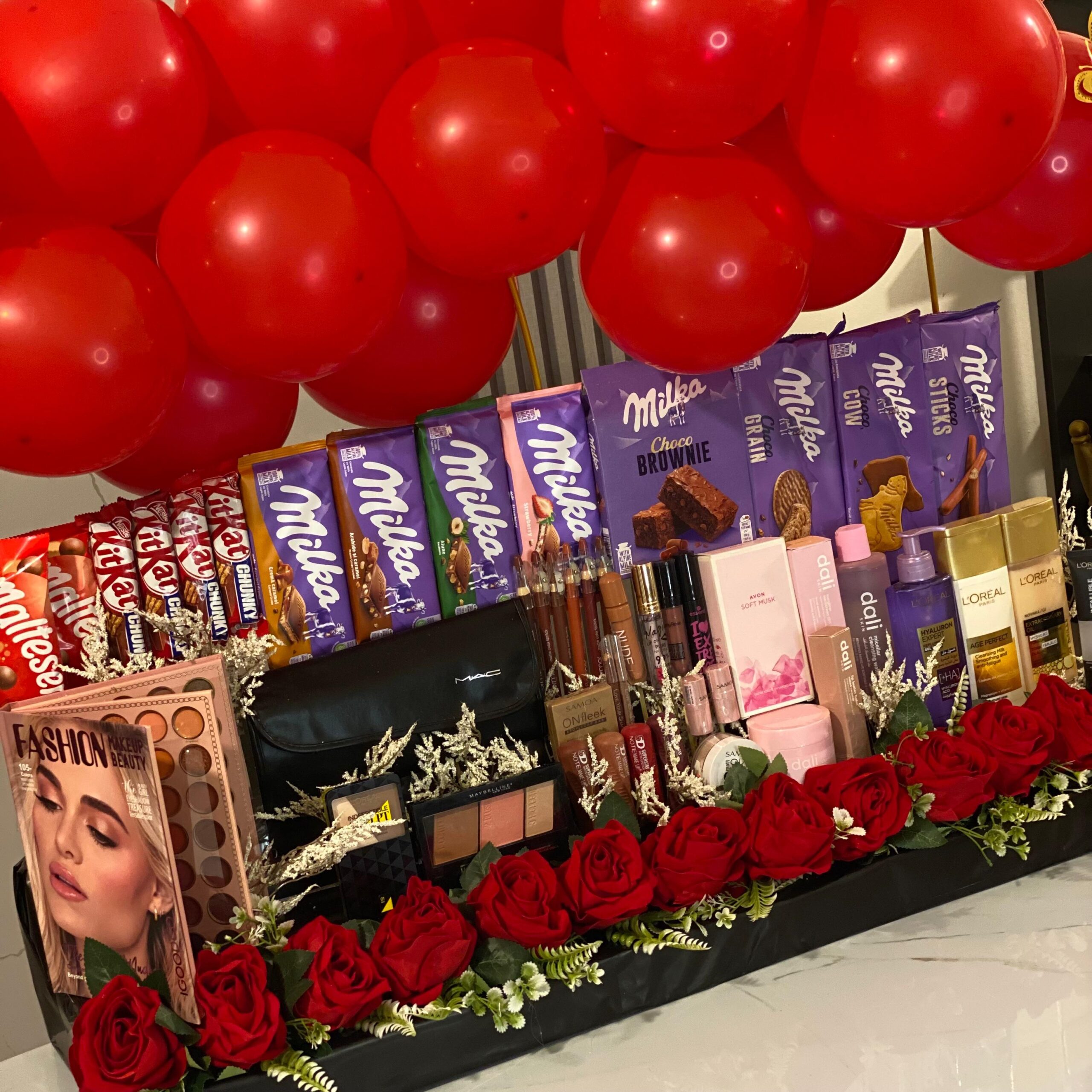 X-large gift box with balloons